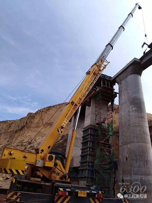 柳工起重機護航內(nèi)蒙鐵路建設(shè)