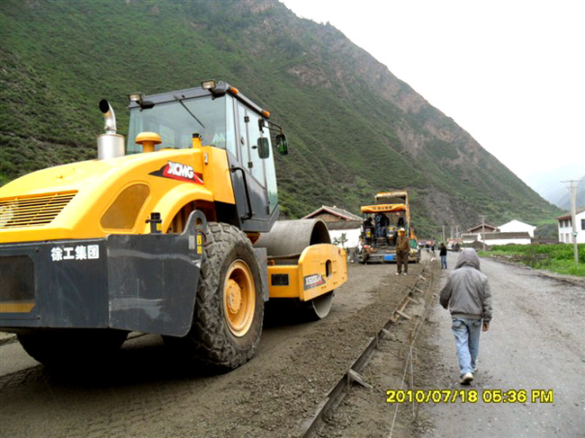 徐工XS202J機(jī)械單鋼輪震動(dòng)壓路機(jī)