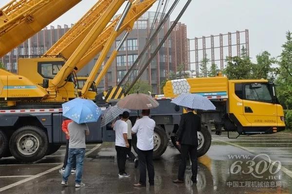 雨水抵擋不住客戶(hù)朋友對(duì)徐工起重機(jī)的激情